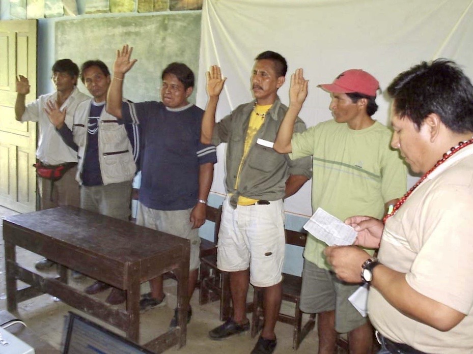 Primer consejo directivo del ECA Amarakaeri – Comunidad Nativa de Shipetiari en el 2005
