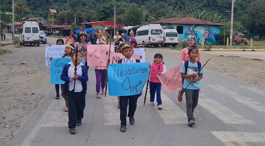 Miembros de la comunidad nativa Queros realizaron un plantón en el frontis de la Municipalidad distrital de Kosñipata