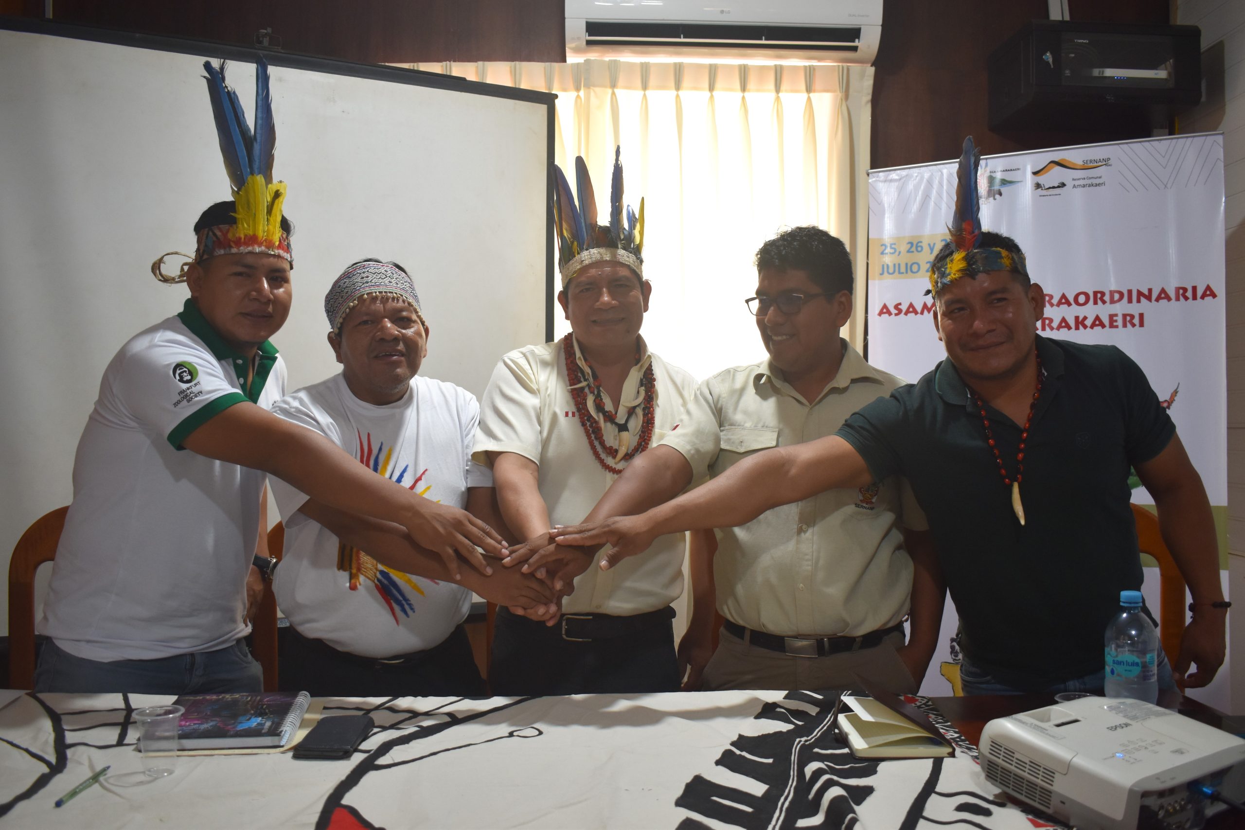 Sinergia entre organizaciones para fortalecer la cogestión de Amarakaeri. Representantes de Coharyima, Aidesep, ECA Amarakaeri, JRCAMA y Fenamad.