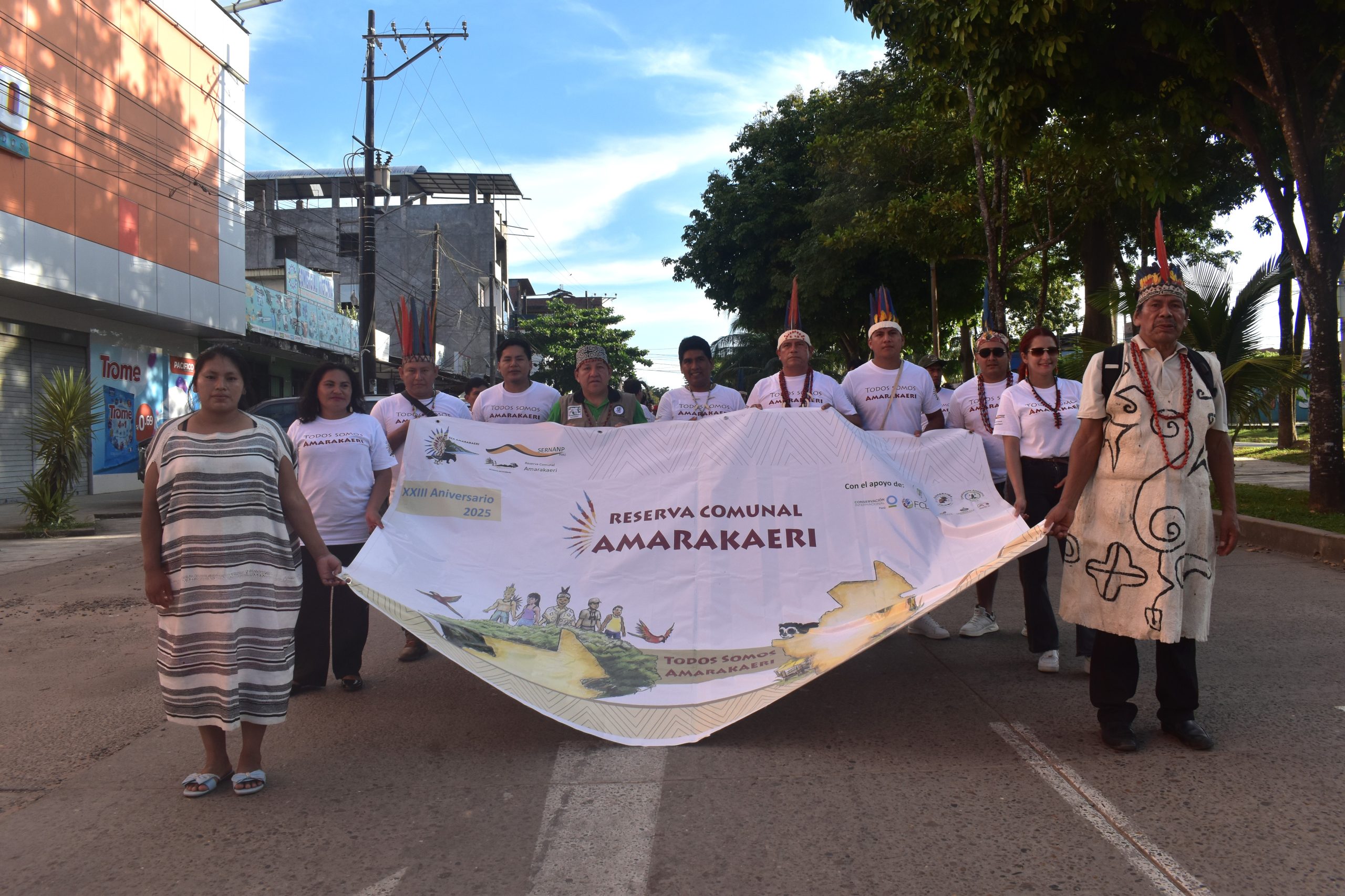 Bajo el lema “Todos somos Amarakaeri”, más de cien personas de las comunidades nativas socias de Amarakaeri, organizaciones indígenas, aliados y población en general recorrieron las principales calles de Puerto Maldonado.